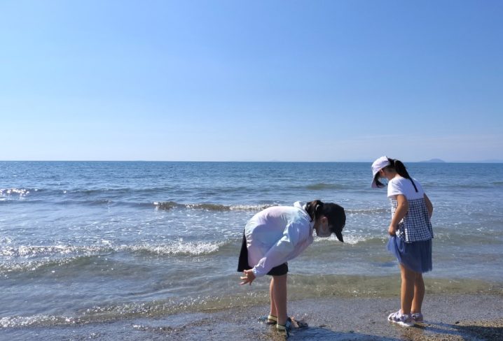 砂浜を歩いている女性

自動的に生成された説明